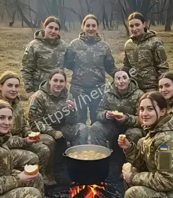 女兵脱装备狂奔