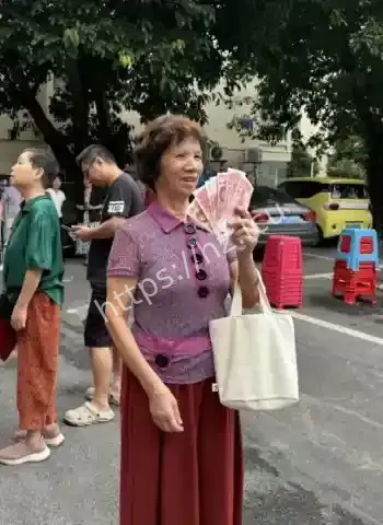 业主排长队领钱